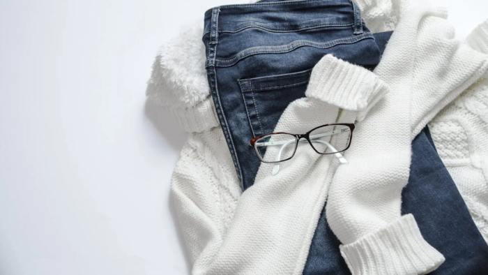 Cleaning and protecting fabric furniture, using methods to maintain an oil-stain-free surface and prolong the furniture's life